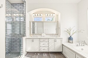 Combined shower/tub, hair dryer, towels