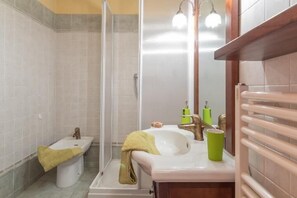 Bathroom - 220m from resort center, 6th floor, view mountain, balcony, parking, tv, 42m², Montgenèvre (Montgenèvre)