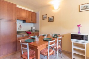 Dining - 220m from resort center, 6th floor, view mountain, balcony, parking, tv, 42m², Montgenèvre (Montgenèvre)