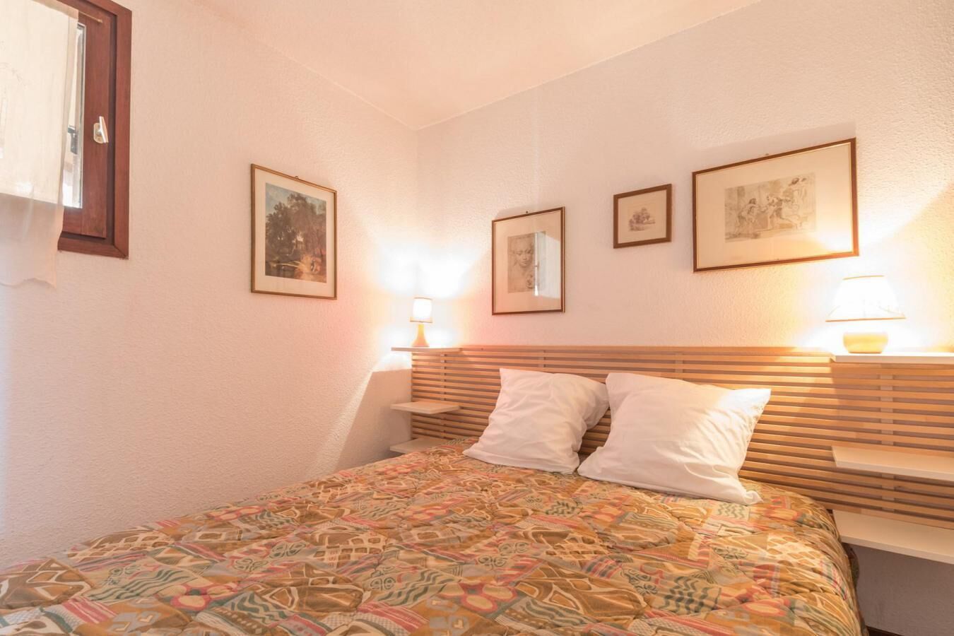 À 50m des pistes de ski, 1er étage, vue montagne, balcon, parking, télévision, casier à ski, 33m²