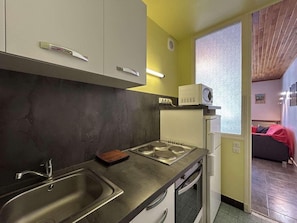 Fridge, microwave, oven, coffee/tea maker - 350m from resort center, 1st floor, view ski slopes, balcony, tv, 40m², Montgenèvre (Montgenèvre)