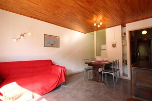 Interior - 350m from resort center, 1st floor, view ski slopes, balcony, tv, 40m², Montgenèvre (Montgenèvre)