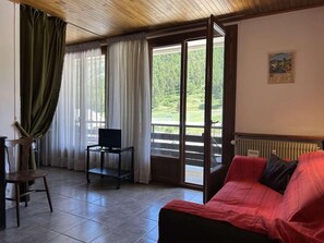 TV - 50m from ski slopes, 1st floor, view ski slopes, balcony, tv, 40m², Montgenèvre (Montgenèvre)