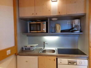 A compact kitchenette with a microwave, coffee maker, sink, and dishwasher. - 11st floor, view valley, balcony, tv, 40m², Les Arcs (Les Arcs)