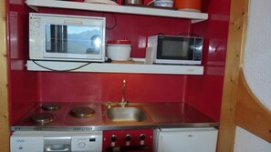 Kühlschrank, Ofen, Geschirrspüler, Wasserkocher mit Kaffee-/Teezubehör