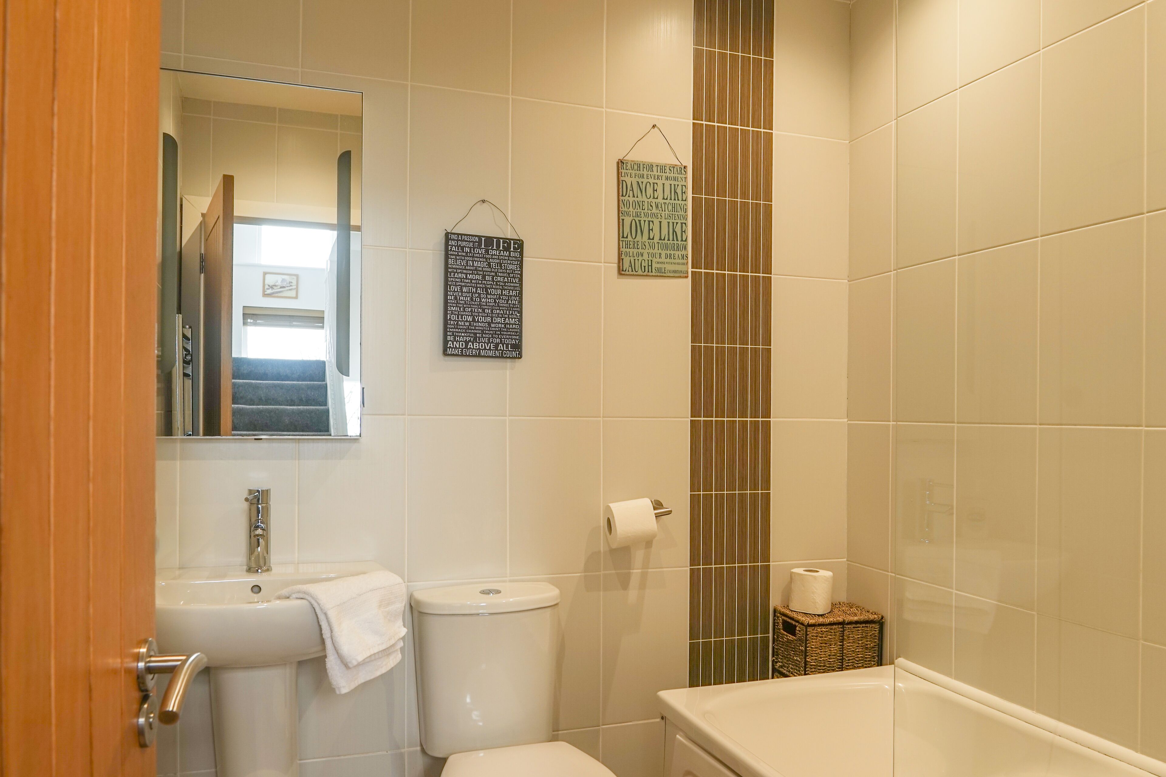 Un baño con lavabo, inodoro y bañera.
