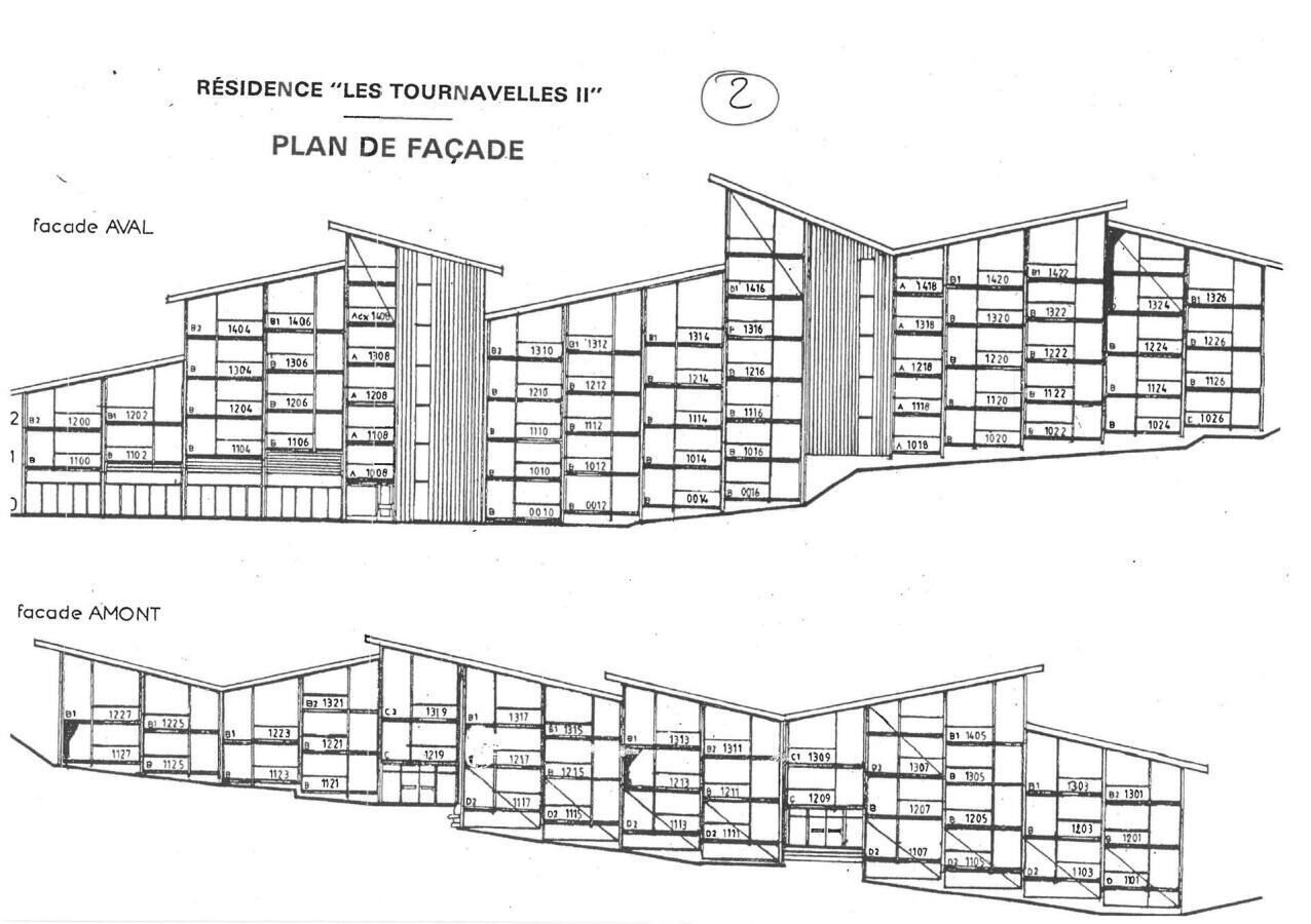 Plano de un edificio que muestra dos fachadas, identificadas como 'AVAL' y 'AMONT'. Cada fachada presenta varias habitaciones con diferente número de ventanas y puertas, lo que indica distintos tamaños y distribuciones de las mismas.