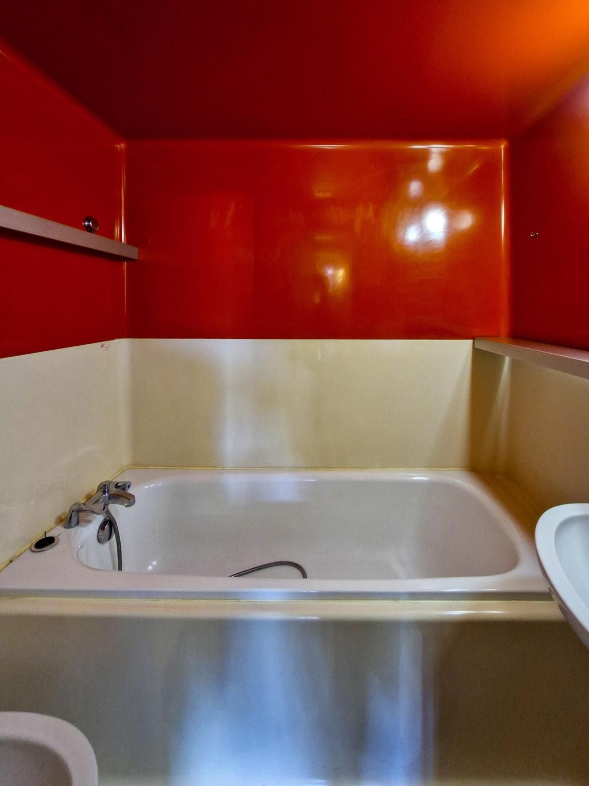 Kylpyhuone, jossa on kylpyamme, wc ja pesuallas.