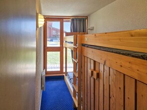 A narrow hallway with a wooden bunk bed and a blue carpet. - Ski-in/ski-out & foot of the slopes, Ground floor, view resort, tv, 35m², Les Arcs (Les Arcs)