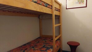 A bunk bed with a ladder, a small round stool, and a framed picture on the wall. - 100m from ski slopes, 2nd floor, view firs, swimming pool, balcony, tv, 30m², Les Arcs (Les Arcs)