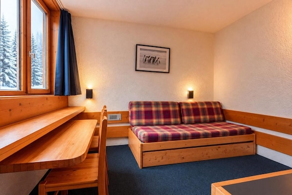 A cozy room with a wooden bench, a plaid sofa, and a framed picture on the wall. - 4th floor, view firs, tv, 13m², Les Arcs (Les Arcs)