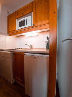 Kühlschrank, Mikrowelle, Ofen, Geschirrspüler