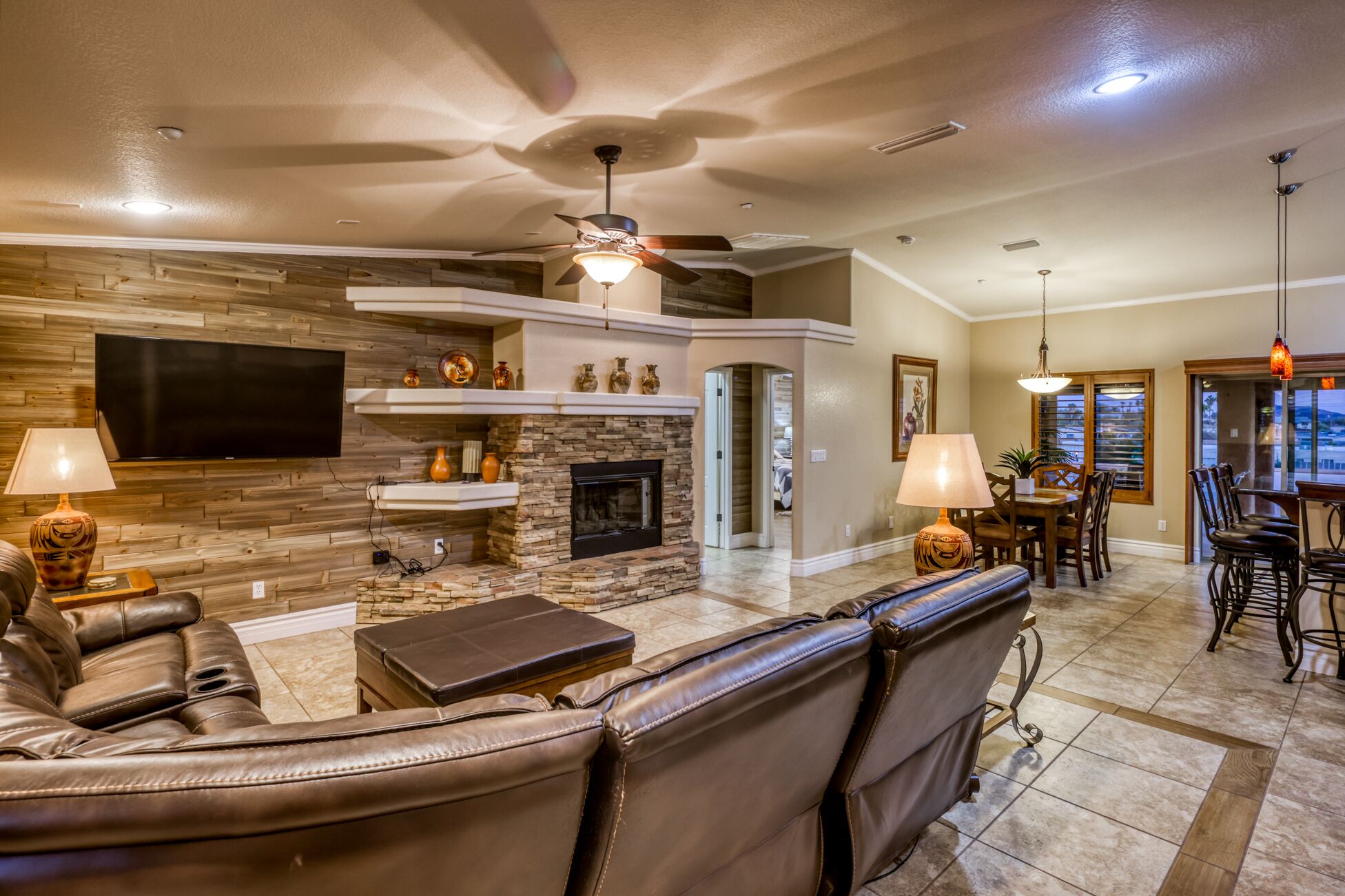   *GORGEOUS LAKE VIEW HOME*3 bed 3 bath*pool hot tub*,,*PET FRIENDLY 