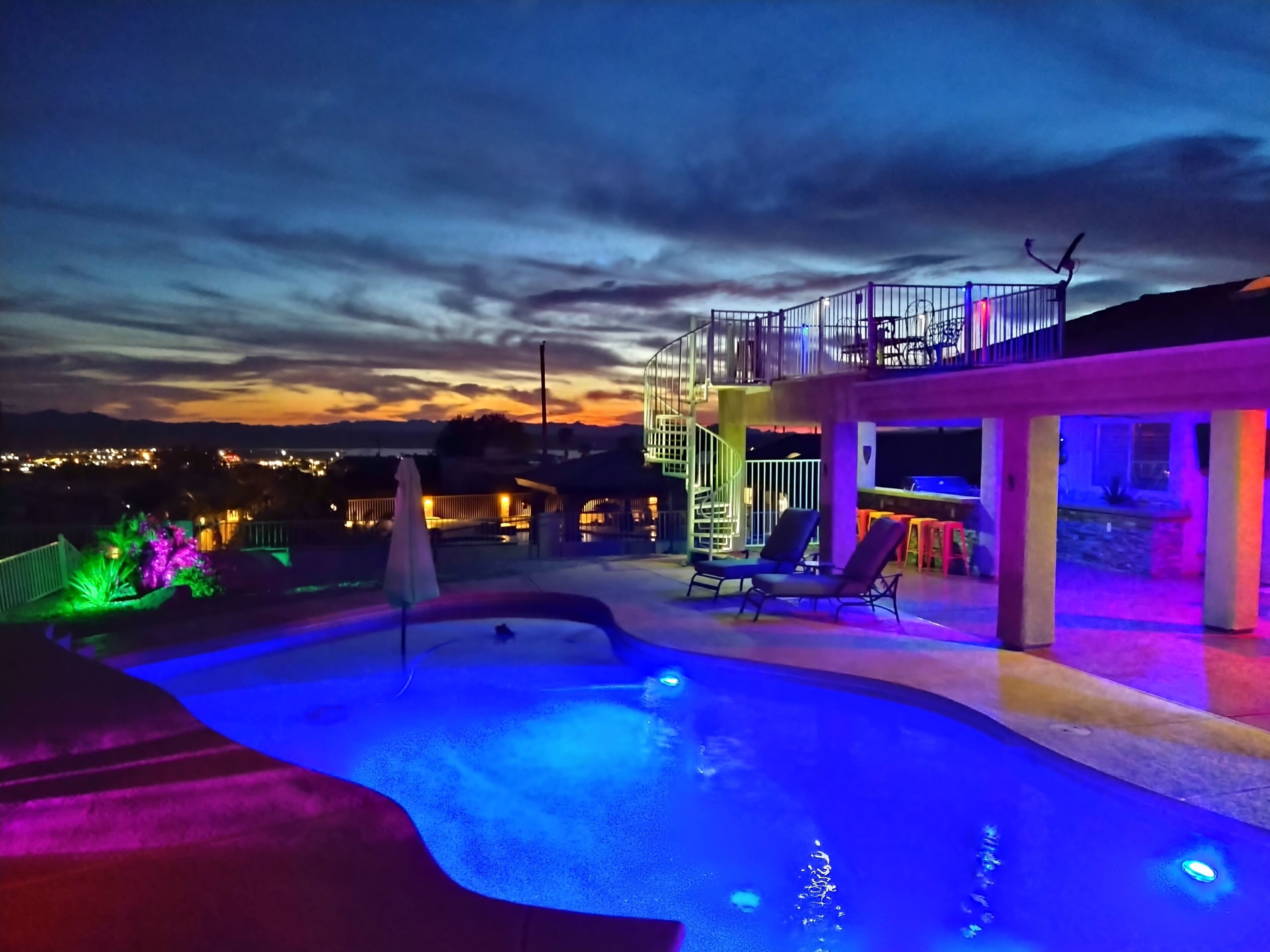   *GORGEOUS LAKE VIEW HOME*3 bed 3 bath*pool hot tub*,,*PET FRIENDLY 