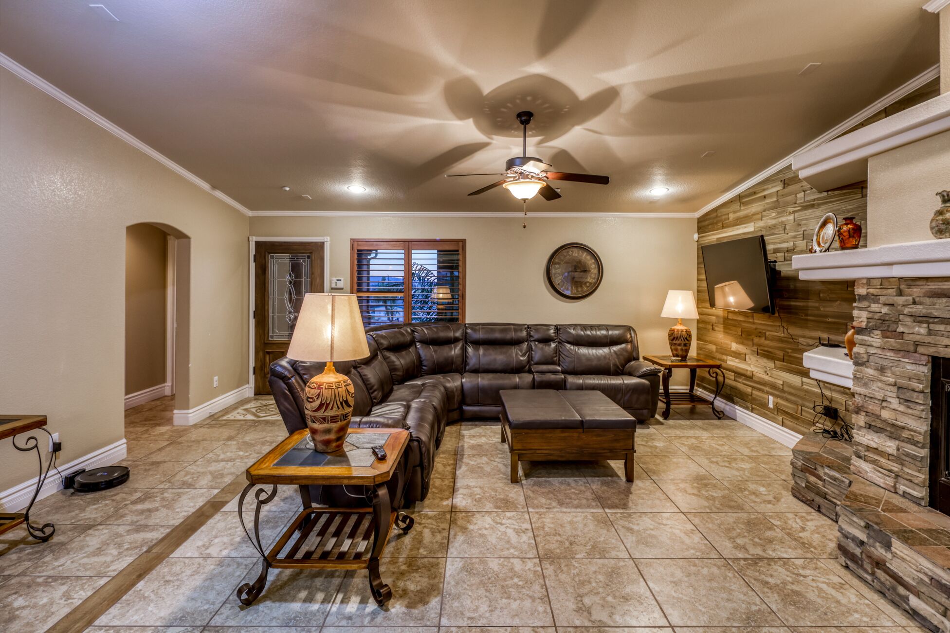   *GORGEOUS LAKE VIEW HOME*3 bed 3 bath*pool hot tub*,,*PET FRIENDLY 