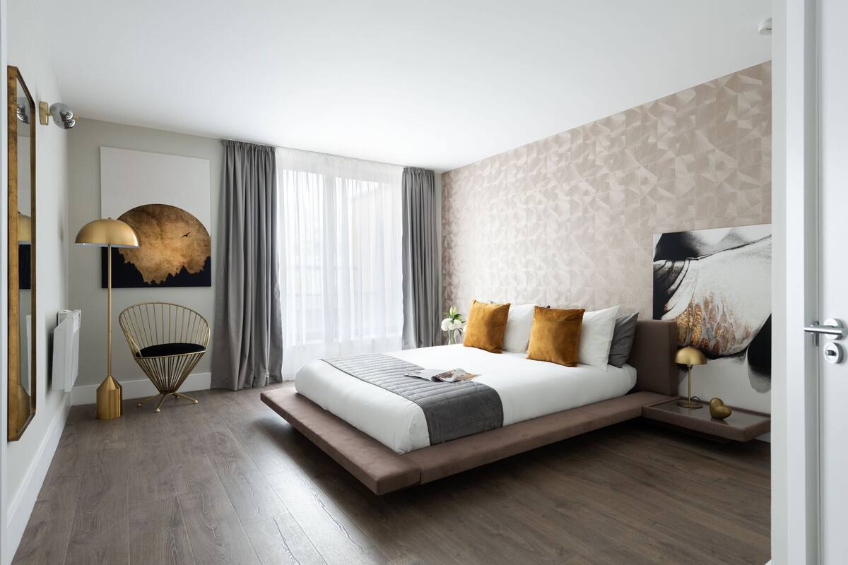 Luxury Apartment | Blackout drapes, soundproofing, iron/ironing board, free WiFi