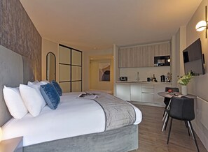 Standard Apartment | Bathroom | Combined shower/tub, towels