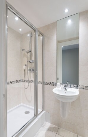 Luxury Apartment | Bathroom - The Residen (London)