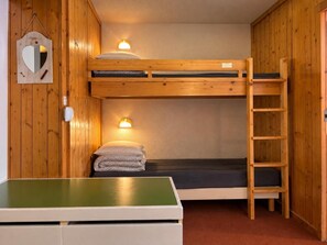 A bunk bed room with a wooden ladder, a small table, and a wall-mounted mirror. - 10th floor, view valley, balcony, tv, 40m², Les Arcs (Les Arcs)