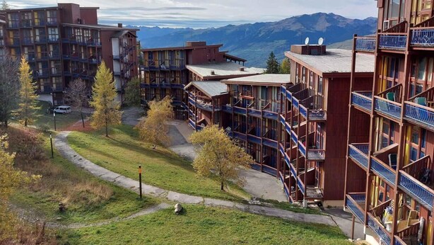 A modern hotel with multiple floors, balconies, and a view of mountains in the background. - 300m from ski slopes, 4th floor, view valley, tv, 65m², Les Arcs (Les Arcs)