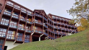 A multi-story hotel with balconies and a sloped roof. - 300m from ski slopes, 4th floor, view valley, tv, 65m², Les Arcs (Les Arcs)