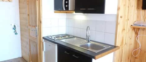 Fridge, microwave, oven, coffee/tea maker