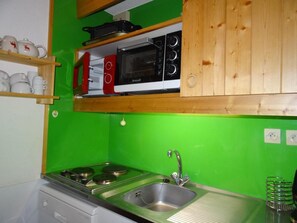 Fridge, microwave, oven, dishwasher - Ski-in/ski-out & foot of the slopes, 2nd floor, view mountain, balcony, tv, ski locker, 39m² (Les Arcs)
