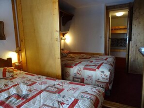 1 bedroom - Ski-in/ski-out & foot of the slopes, 2nd floor, view mountain, balcony, tv, ski locker, 39m² (Les Arcs)