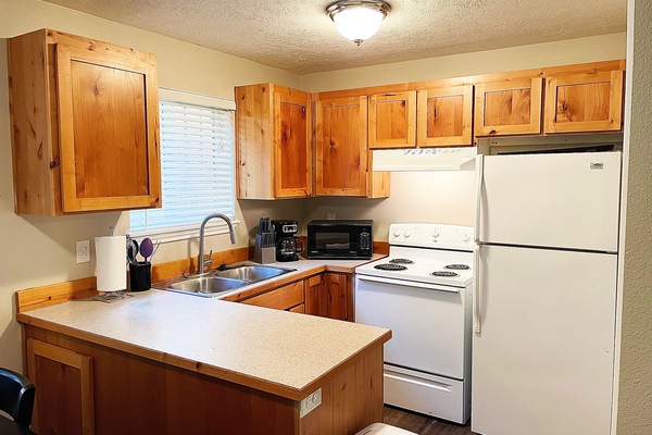 Geladeira, micro-ondas, fogão, cooktop