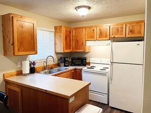 Køleskab, mikrobølgeovn, ovn, kogeplade