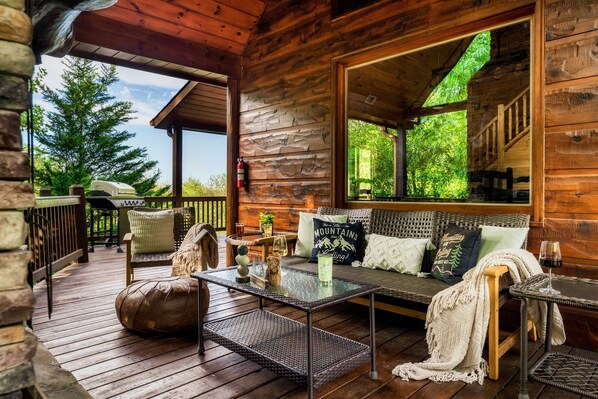 Terrace/patio - Pet Friendly Cabin|Hot Tub|Pool Table|Outdoor Fireplace (Blue Ridge)