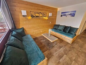 Living area - 100m from ski lifts, 7th floor, view mountain, balcony, tv, ski locker, 35m², La Plagne (La Plagne)