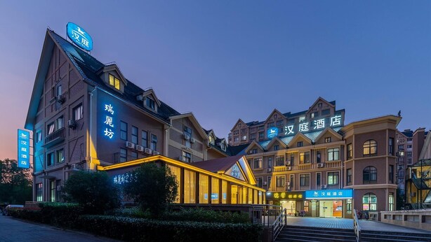 Ein Hotel mit mehreren Gebäuden, jedes mit beleuchteter Beschilderung.