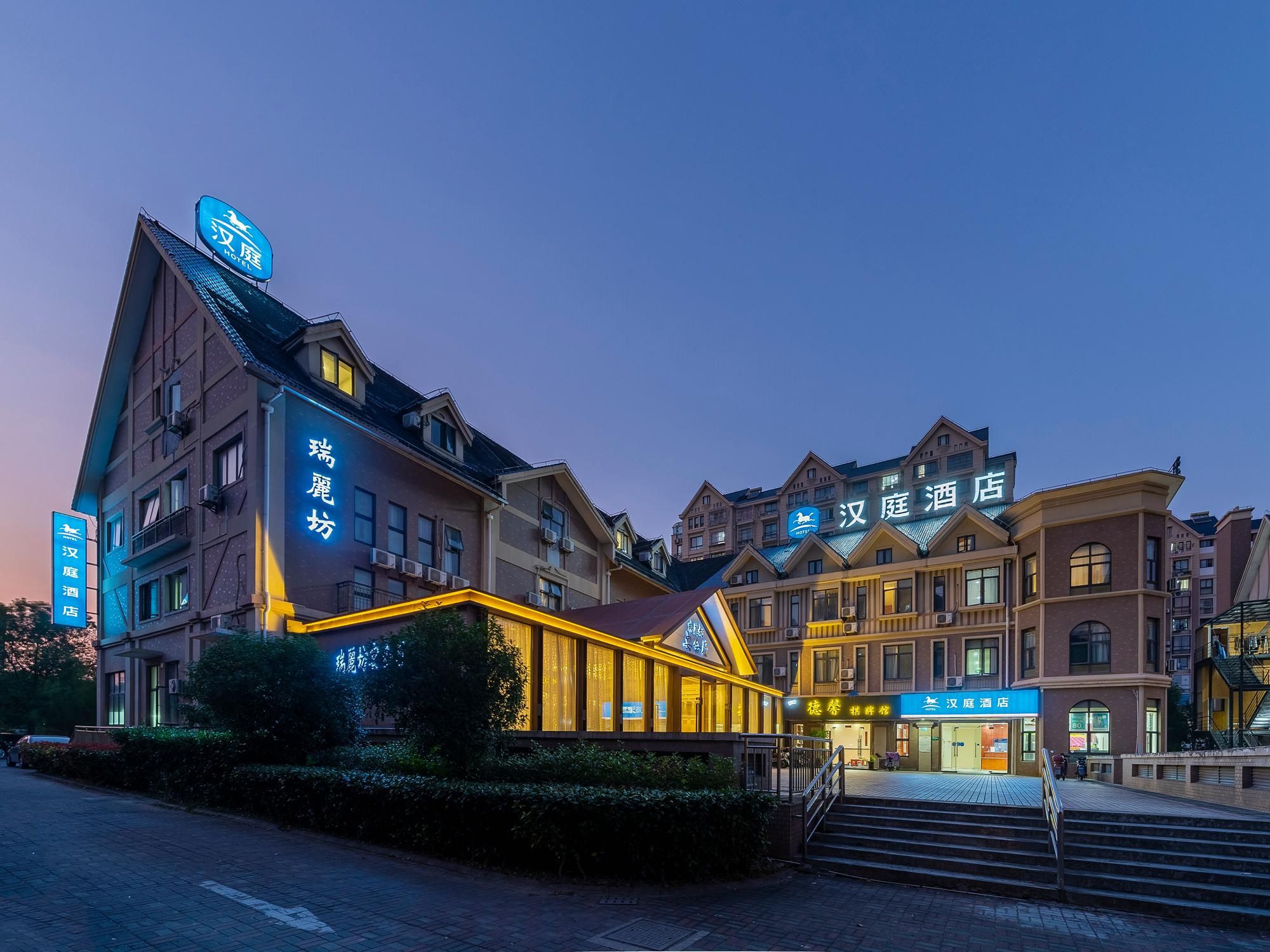 Un hôtel à étages et doté d’une entrée imposante.