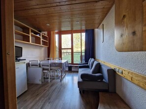 A compact living space with a kitchenette, dining area, and seating area. - 300m from ski slopes, 5th floor, balcony, tv, 33m², Les Arcs (Les Arcs)