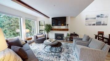 Condo | Living area | 40-inch flat-screen TV with satellite channels, TV