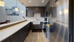 Condo | Cocina privada | Horno, lavavajillas, cafetera y tetera y tetera eléctrica 