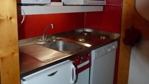 A compact kitchen with a sink, two microwaves, and a small refrigerator. - 50m from shops, 3rd floor, view resort, balcony, tv, 33m², Les Arcs (Les Arcs)