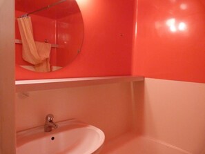 Un bagno con lavandino, specchio e vasca da bagno.