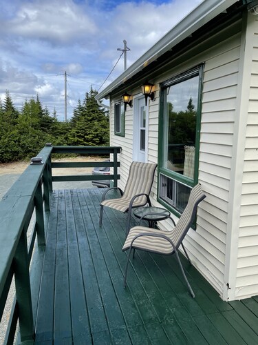 Hilltop Cottage steps from East Coast Trail, fishing & whale watching