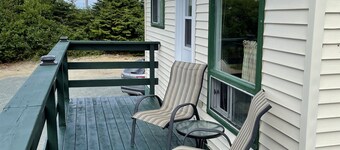 Hilltop Cottage steps from East Coast Trail, fishing & whale watching