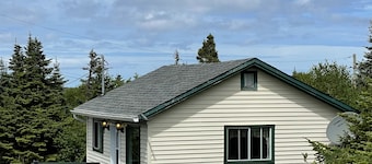 Hilltop Cottage steps from East Coast Trail, fishing & whale watching