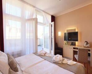 Superior kamer, patio | Hypoallergeen beddengoed, een minibar, een kluis op de kamer