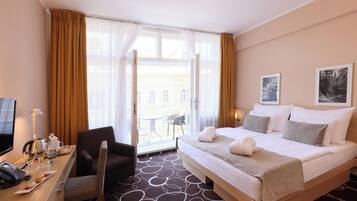 Superior-Zimmer, Balkon | Allergikerbettwaren, Minibar, Zimmersafe, Schreibtisch