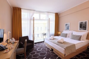 Superior kamer, balkon | Hypoallergeen beddengoed, een minibar, een kluis op de kamer, een bureau