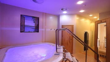 Un sauna, una bañera de hidromasaje, baño turco, masajes