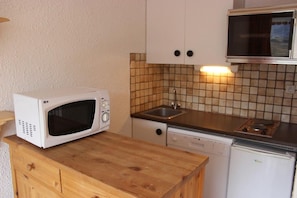 Een koelkast, een oven, een vaatwasser