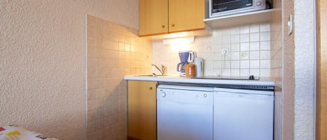 Fridge, oven, dishwasher, coffee/tea maker