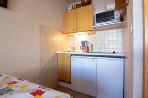 Réfrigérateur, four, lave-vaisselle, cafetière/bouilloire