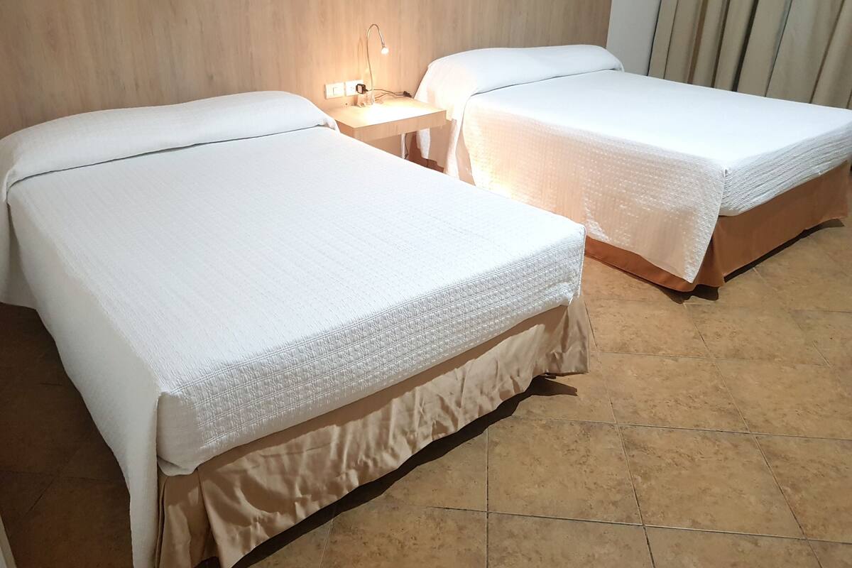 舒适双人房 | 遮光窗帘、免费 WiFi、床单